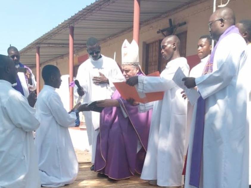 Seminaristas Maiores da Diocese de Tete Recebem Ministérios na Paróquia de Manje
